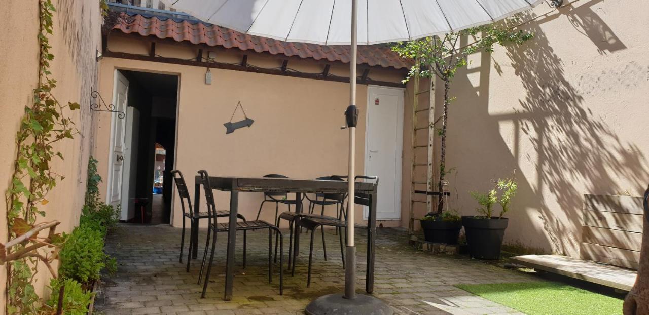 Le Patio Belle Maison En Plein Centre Ville, Avec Grande Terrasse Au Calme 巴斯托涅 外观 照片